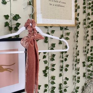 NWOT scrunchie, pink velvet.